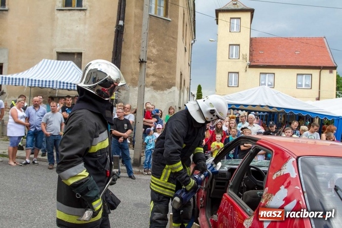 Zdjęcie w galerii na portalu naszraciborz.pl: Pokaz najnowszego sprzętu strażackiego na festynie w Krzanowicach wiadomości z regionu