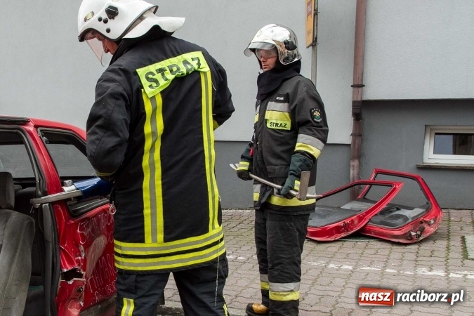 Zdjęcie w galerii na portalu naszraciborz.pl: Pokaz najnowszego sprzętu strażackiego na festynie w Krzanowicach wiadomości z regionu