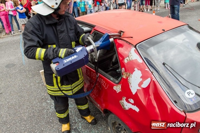 Zdjęcie w galerii na portalu naszraciborz.pl: Pokaz najnowszego sprzętu strażackiego na festynie w Krzanowicach wiadomości z regionu