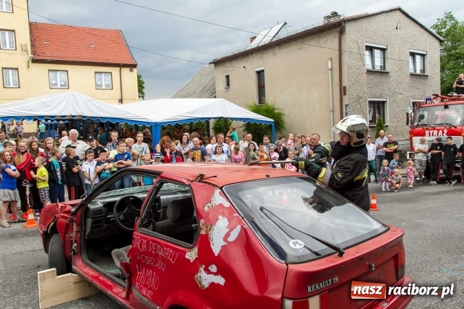 Zdjęcie w galerii na portalu naszraciborz.pl: Pokaz najnowszego sprzętu strażackiego na festynie w Krzanowicach wiadomości z regionu