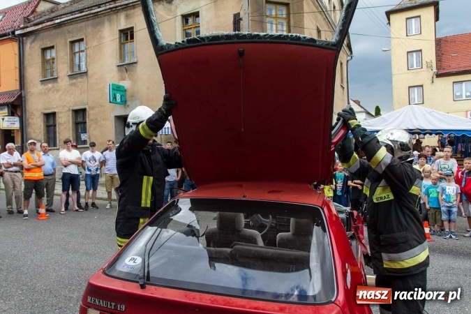Zdjęcie w galerii na portalu naszraciborz.pl: Pokaz najnowszego sprzętu strażackiego na festynie w Krzanowicach wiadomości z regionu