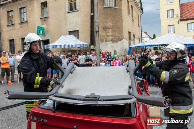 Zdjęcie w galerii na portalu naszraciborz.pl: Pokaz najnowszego sprzętu strażackiego na festynie w Krzanowicach wiadomości z regionu
