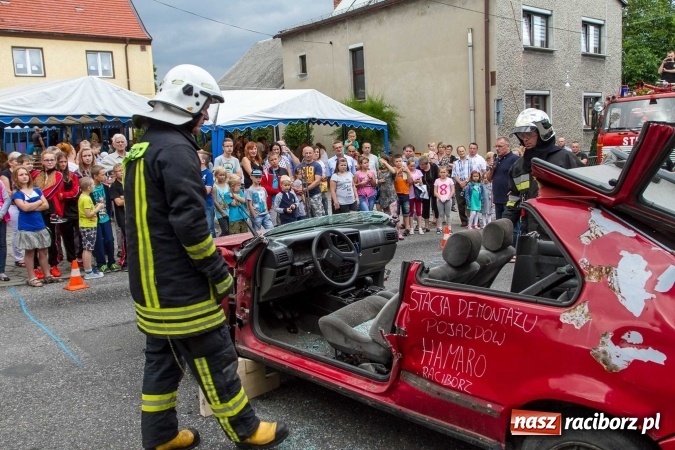 Zdjęcie w galerii na portalu naszraciborz.pl: Pokaz najnowszego sprzętu strażackiego na festynie w Krzanowicach wiadomości z regionu