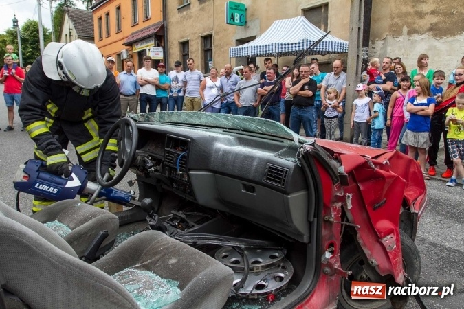 Zdjęcie w galerii na portalu naszraciborz.pl: Pokaz najnowszego sprzętu strażackiego na festynie w Krzanowicach wiadomości z regionu