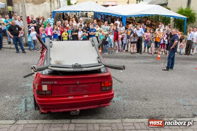 Zdjęcie w galerii na portalu naszraciborz.pl: Pokaz najnowszego sprzętu strażackiego na festynie w Krzanowicach wiadomości z regionu