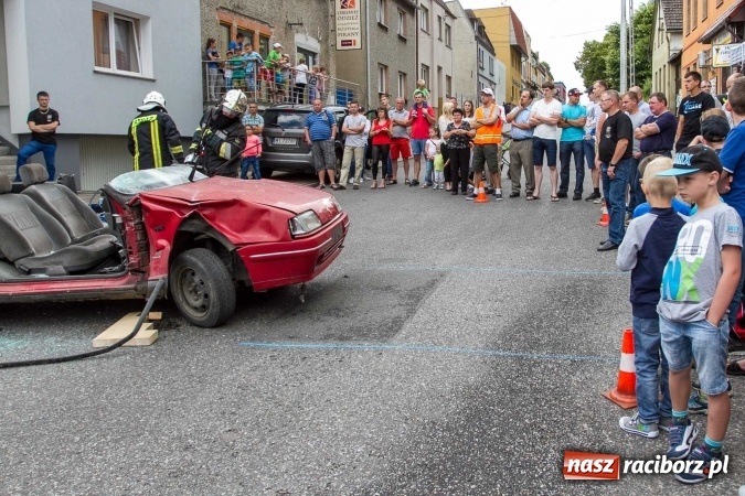 Zdjęcie w galerii na portalu naszraciborz.pl: Pokaz najnowszego sprzętu strażackiego na festynie w Krzanowicach wiadomości z regionu