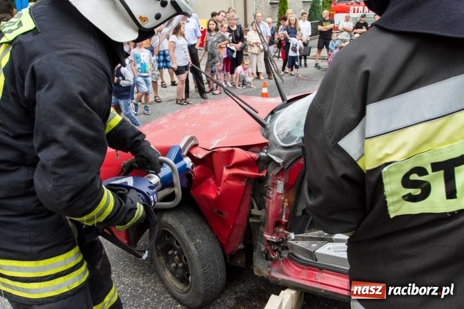 Zdjęcie w galerii na portalu naszraciborz.pl: Pokaz najnowszego sprzętu strażackiego na festynie w Krzanowicach wiadomości z regionu
