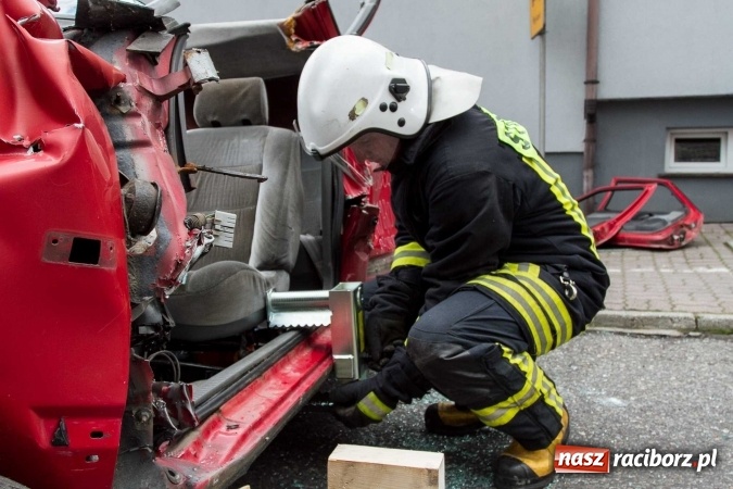 Zdjęcie w galerii na portalu naszraciborz.pl: Pokaz najnowszego sprzętu strażackiego na festynie w Krzanowicach wiadomości z regionu