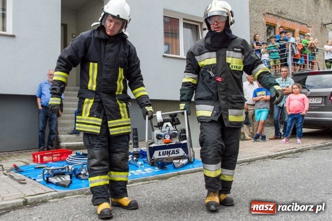 Zdjęcie w galerii na portalu naszraciborz.pl: Pokaz najnowszego sprzętu strażackiego na festynie w Krzanowicach wiadomości z regionu