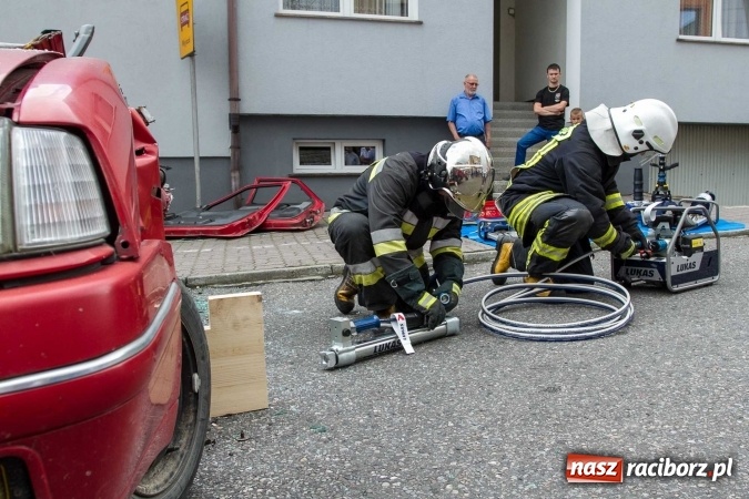 Zdjęcie w galerii na portalu naszraciborz.pl: Pokaz najnowszego sprzętu strażackiego na festynie w Krzanowicach wiadomości z regionu