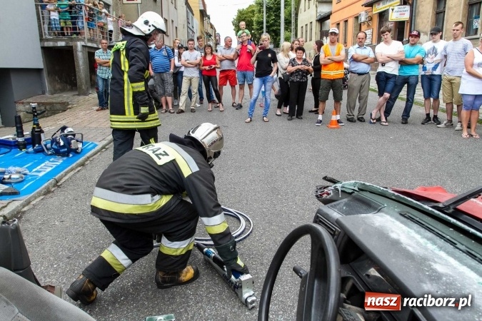 Zdjęcie w galerii na portalu naszraciborz.pl: Pokaz najnowszego sprzętu strażackiego na festynie w Krzanowicach wiadomości z regionu