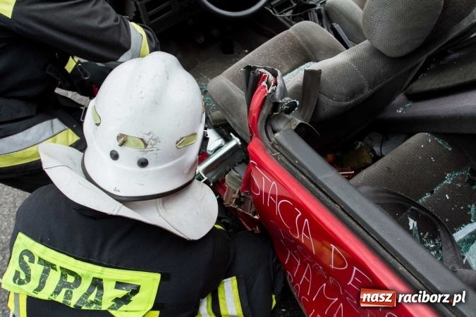 Zdjęcie w galerii na portalu naszraciborz.pl: Pokaz najnowszego sprzętu strażackiego na festynie w Krzanowicach wiadomości z regionu