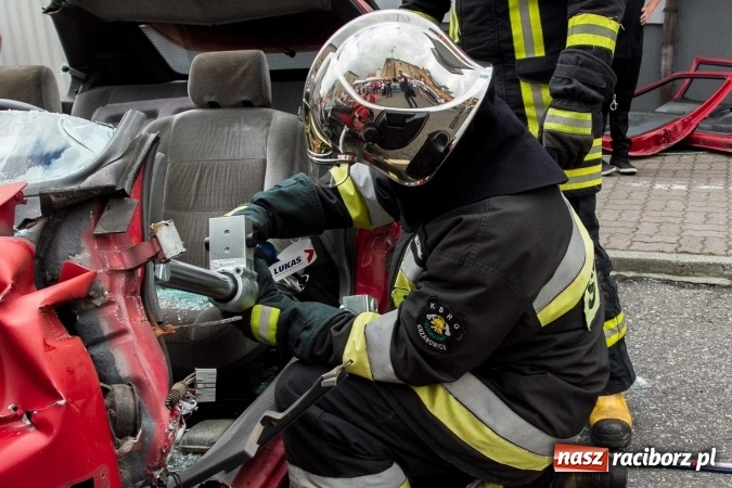 Zdjęcie w galerii na portalu naszraciborz.pl: Pokaz najnowszego sprzętu strażackiego na festynie w Krzanowicach wiadomości z regionu