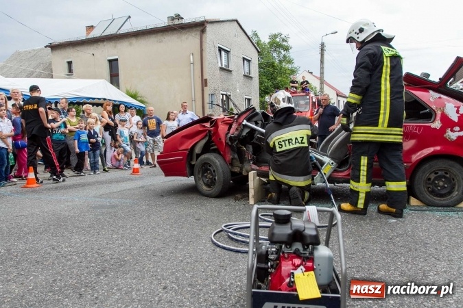 Zdjęcie w galerii na portalu naszraciborz.pl: Pokaz najnowszego sprzętu strażackiego na festynie w Krzanowicach wiadomości z regionu