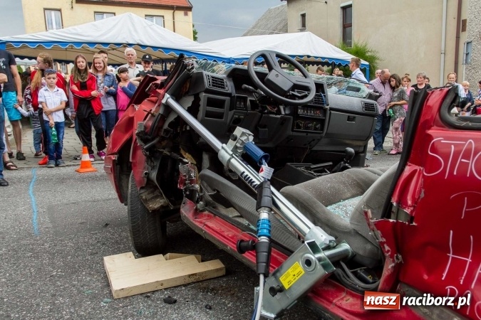 Zdjęcie w galerii na portalu naszraciborz.pl: Pokaz najnowszego sprzętu strażackiego na festynie w Krzanowicach wiadomości z regionu