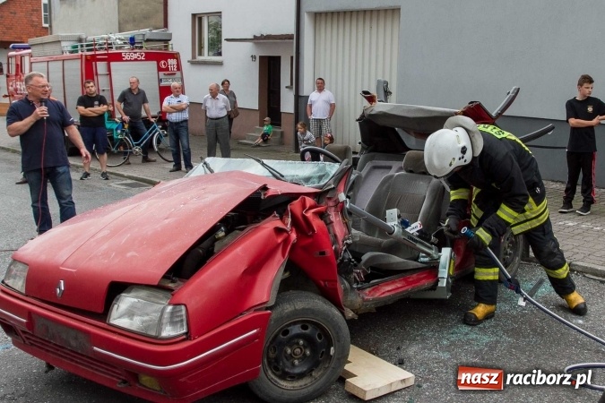 Zdjęcie w galerii na portalu naszraciborz.pl: Pokaz najnowszego sprzętu strażackiego na festynie w Krzanowicach wiadomości z regionu
