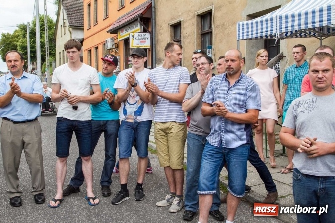 Zdjęcie w galerii na portalu naszraciborz.pl: Pokaz najnowszego sprzętu strażackiego na festynie w Krzanowicach wiadomości z regionu