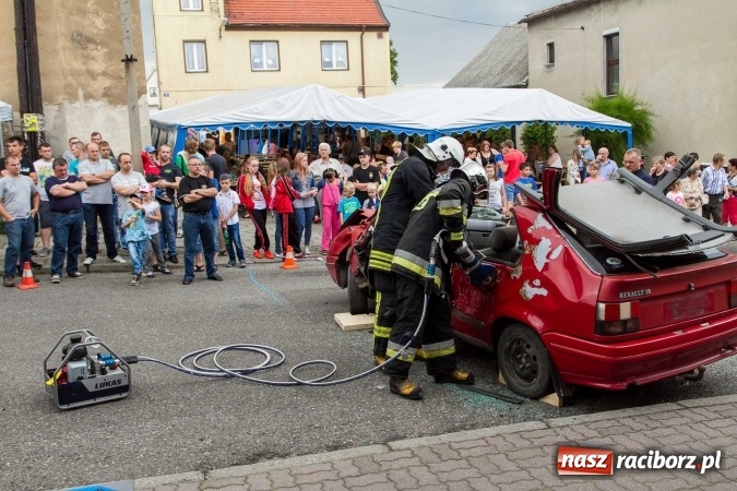 Zdjęcie w galerii na portalu naszraciborz.pl: Pokaz najnowszego sprzętu strażackiego na festynie w Krzanowicach wiadomości z regionu