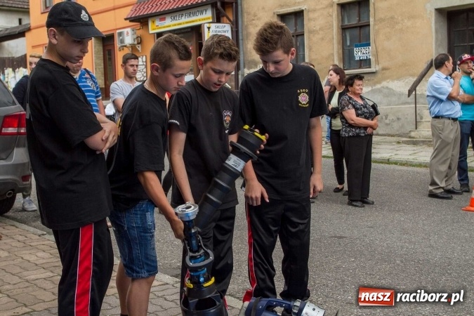 Zdjęcie w galerii na portalu naszraciborz.pl: Pokaz najnowszego sprzętu strażackiego na festynie w Krzanowicach wiadomości z regionu