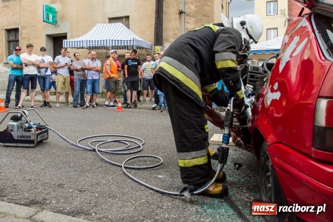 Zdjęcie w galerii na portalu naszraciborz.pl: Pokaz najnowszego sprzętu strażackiego na festynie w Krzanowicach wiadomości z regionu