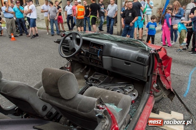 Zdjęcie w galerii na portalu naszraciborz.pl: Pokaz najnowszego sprzętu strażackiego na festynie w Krzanowicach wiadomości z regionu