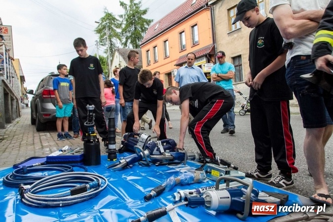 Zdjęcie w galerii na portalu naszraciborz.pl: Pokaz najnowszego sprzętu strażackiego na festynie w Krzanowicach wiadomości z regionu