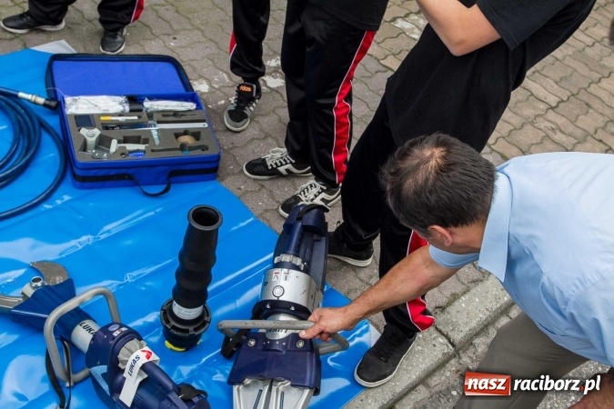 Zdjęcie w galerii na portalu naszraciborz.pl: Pokaz najnowszego sprzętu strażackiego na festynie w Krzanowicach wiadomości z regionu