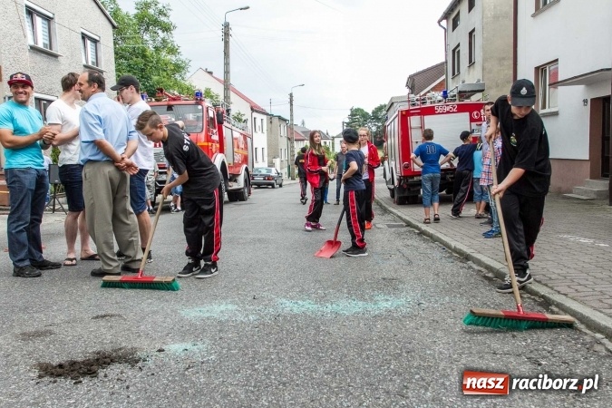 Zdjęcie w galerii na portalu naszraciborz.pl: Pokaz najnowszego sprzętu strażackiego na festynie w Krzanowicach wiadomości z regionu