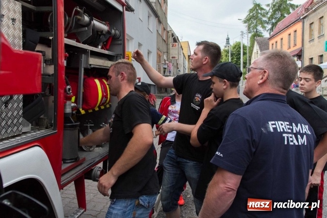 Zdjęcie w galerii na portalu naszraciborz.pl: Pokaz najnowszego sprzętu strażackiego na festynie w Krzanowicach wiadomości z regionu