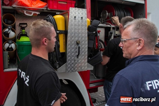 Zdjęcie w galerii na portalu naszraciborz.pl: Pokaz najnowszego sprzętu strażackiego na festynie w Krzanowicach wiadomości z regionu