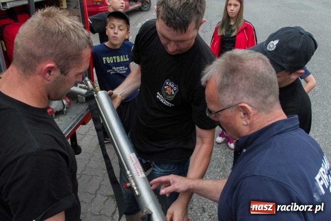 Zdjęcie w galerii na portalu naszraciborz.pl: Pokaz najnowszego sprzętu strażackiego na festynie w Krzanowicach wiadomości z regionu