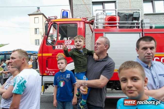 Zdjęcie w galerii na portalu naszraciborz.pl: Pokaz najnowszego sprzętu strażackiego na festynie w Krzanowicach wiadomości z regionu