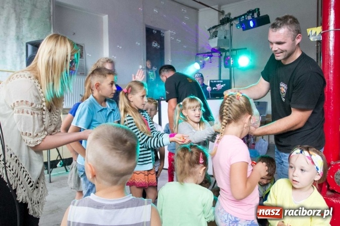 Zdjęcie w galerii na portalu naszraciborz.pl: Pokaz najnowszego sprzętu strażackiego na festynie w Krzanowicach wiadomości z regionu