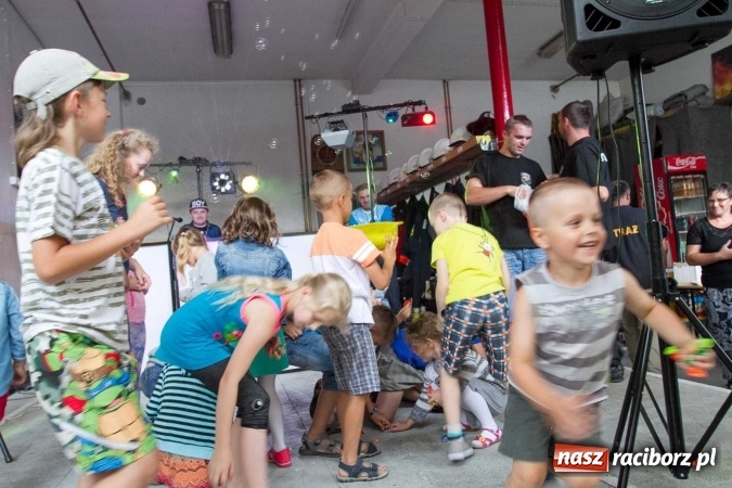 Zdjęcie w galerii na portalu naszraciborz.pl: Pokaz najnowszego sprzętu strażackiego na festynie w Krzanowicach wiadomości z regionu