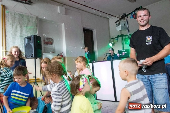 Zdjęcie w galerii na portalu naszraciborz.pl: Pokaz najnowszego sprzętu strażackiego na festynie w Krzanowicach wiadomości z regionu