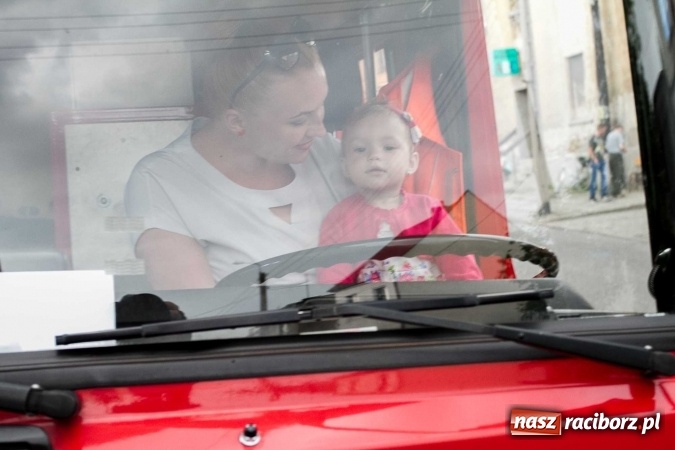 Zdjęcie w galerii na portalu naszraciborz.pl: Pokaz najnowszego sprzętu strażackiego na festynie w Krzanowicach wiadomości z regionu