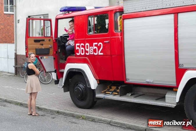Zdjęcie w galerii na portalu naszraciborz.pl: Pokaz najnowszego sprzętu strażackiego na festynie w Krzanowicach wiadomości z regionu