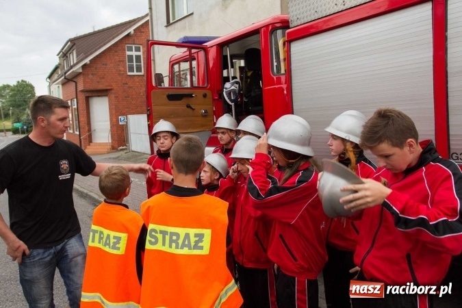 Zdjęcie w galerii na portalu naszraciborz.pl: Pokaz najnowszego sprzętu strażackiego na festynie w Krzanowicach wiadomości z regionu