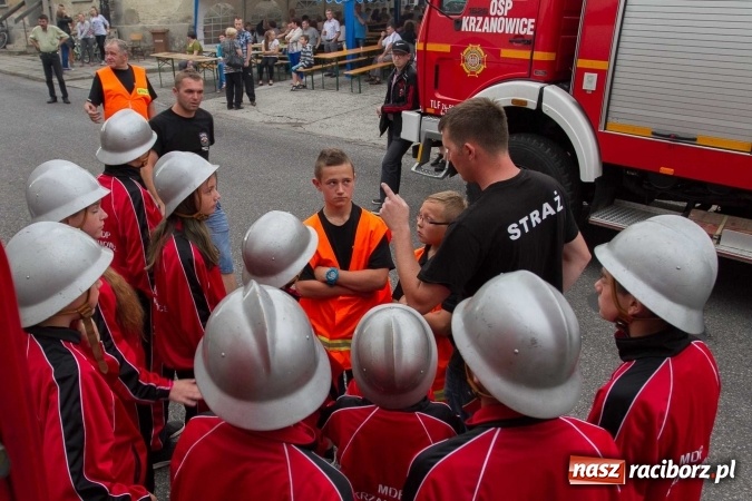 Zdjęcie w galerii na portalu naszraciborz.pl: Pokaz najnowszego sprzętu strażackiego na festynie w Krzanowicach wiadomości z regionu