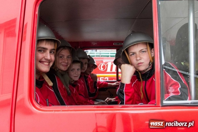 Zdjęcie w galerii na portalu naszraciborz.pl: Pokaz najnowszego sprzętu strażackiego na festynie w Krzanowicach wiadomości z regionu