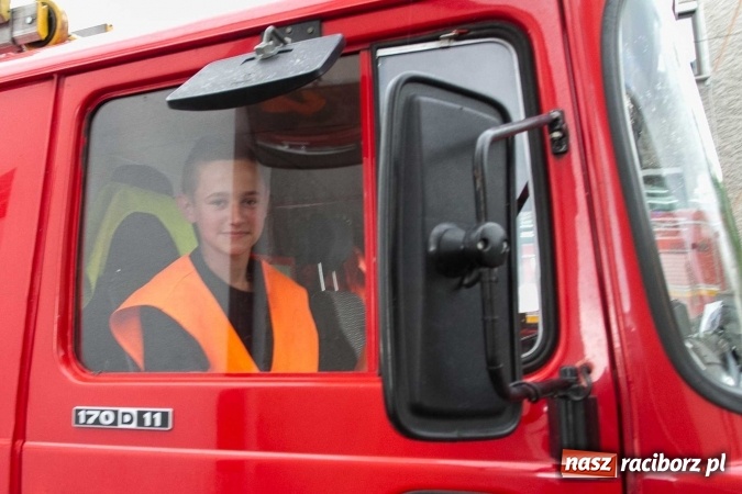 Zdjęcie w galerii na portalu naszraciborz.pl: Pokaz najnowszego sprzętu strażackiego na festynie w Krzanowicach wiadomości z regionu