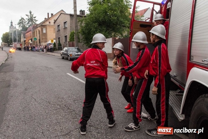 Zdjęcie w galerii na portalu naszraciborz.pl: Pokaz najnowszego sprzętu strażackiego na festynie w Krzanowicach wiadomości z regionu