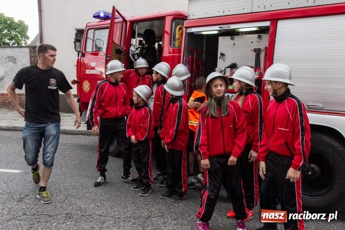 Zdjęcie w galerii na portalu naszraciborz.pl: Pokaz najnowszego sprzętu strażackiego na festynie w Krzanowicach wiadomości z regionu