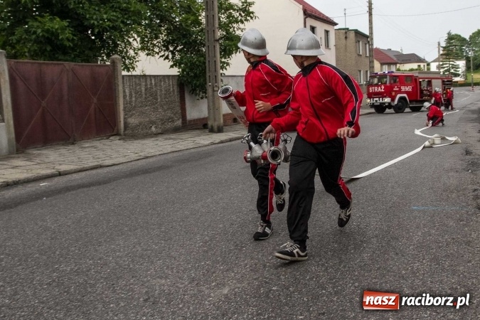 Zdjęcie w galerii na portalu naszraciborz.pl: Pokaz najnowszego sprzętu strażackiego na festynie w Krzanowicach wiadomości z regionu