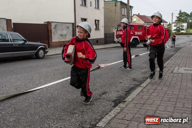 Zdjęcie w galerii na portalu naszraciborz.pl: Pokaz najnowszego sprzętu strażackiego na festynie w Krzanowicach wiadomości z regionu