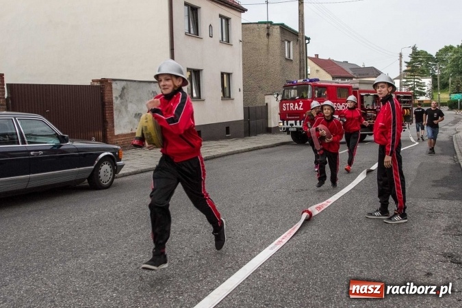 Zdjęcie w galerii na portalu naszraciborz.pl: Pokaz najnowszego sprzętu strażackiego na festynie w Krzanowicach wiadomości z regionu