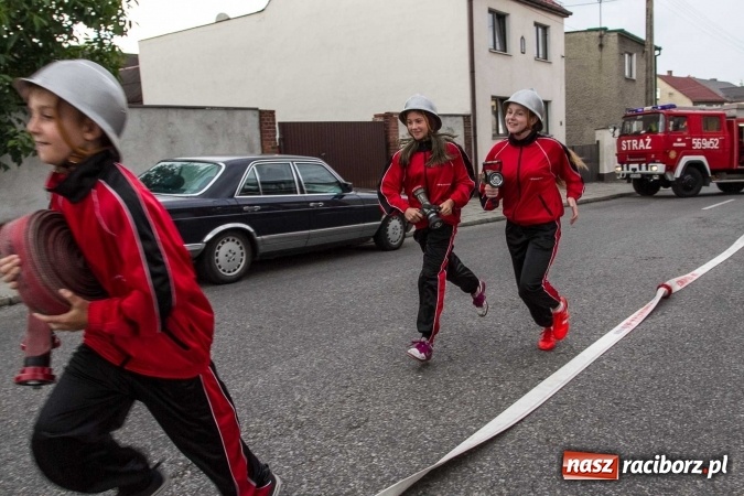 Zdjęcie w galerii na portalu naszraciborz.pl: Pokaz najnowszego sprzętu strażackiego na festynie w Krzanowicach wiadomości z regionu