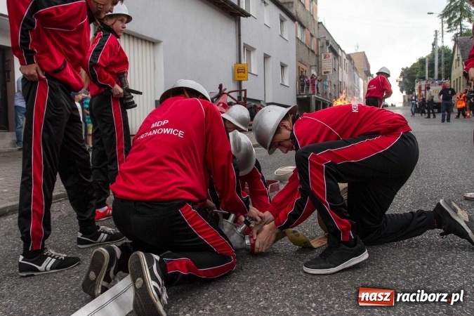 Zdjęcie w galerii na portalu naszraciborz.pl: Pokaz najnowszego sprzętu strażackiego na festynie w Krzanowicach wiadomości z regionu