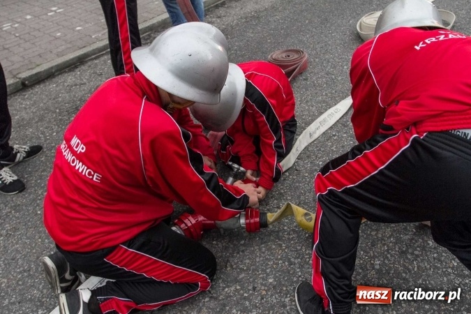 Zdjęcie w galerii na portalu naszraciborz.pl: Pokaz najnowszego sprzętu strażackiego na festynie w Krzanowicach wiadomości z regionu