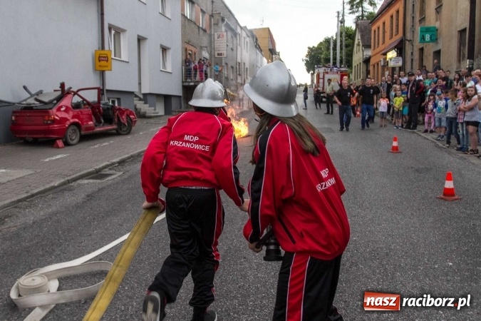 Zdjęcie w galerii na portalu naszraciborz.pl: Pokaz najnowszego sprzętu strażackiego na festynie w Krzanowicach wiadomości z regionu